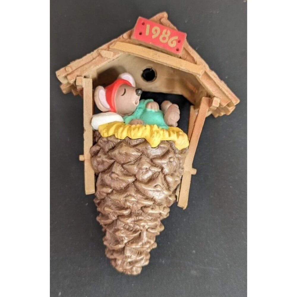 Hallmark Ornament Chris‎ Mouse Dreams #2 Sleeping in Pinecone Nest Lighted 1986